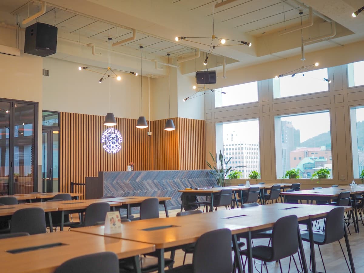 Mat och kaffe på moderna kontor